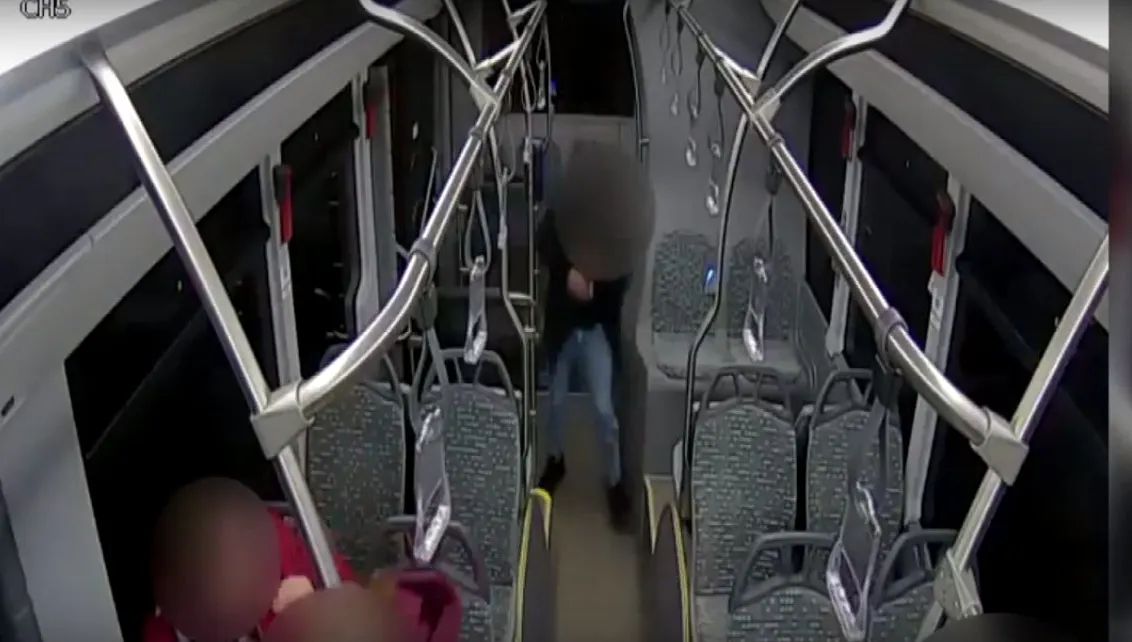 În Constanța, ca-n Vestul Sălbatic. Un autobuz RATC, atacat cu pietre în cartier - VIDEO