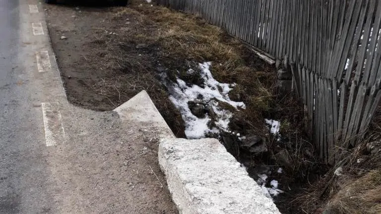 Bărbat găsit decedat. O bucată de beton, dintr-un podeț, a căzut peste el