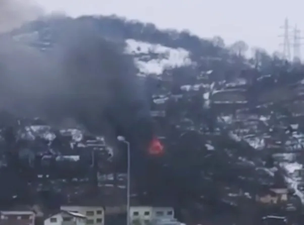 Casă mistuită de flăcări, o femeie transportată la spital (VIDEO)