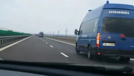 Protest şi meci în Bucureşti, coloane de dube cu jandarmi vin spre Capitală (VIDEO)