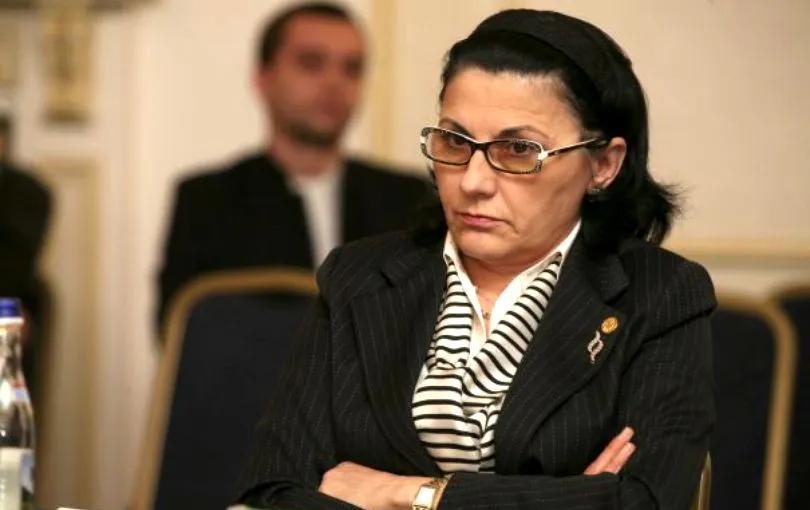Pusă în faţa evidenţei, Ecaterina Andronescu renunţă la planul de a reduce orele de sport