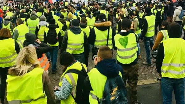 Franța adoptă o lege controversată împotriva ”manifestanților violenți”