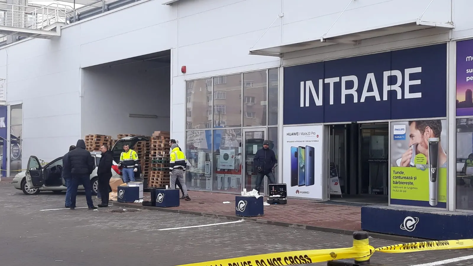 Hoţi prinşi în flagrant într-un mall. S-au tras focuri de armă