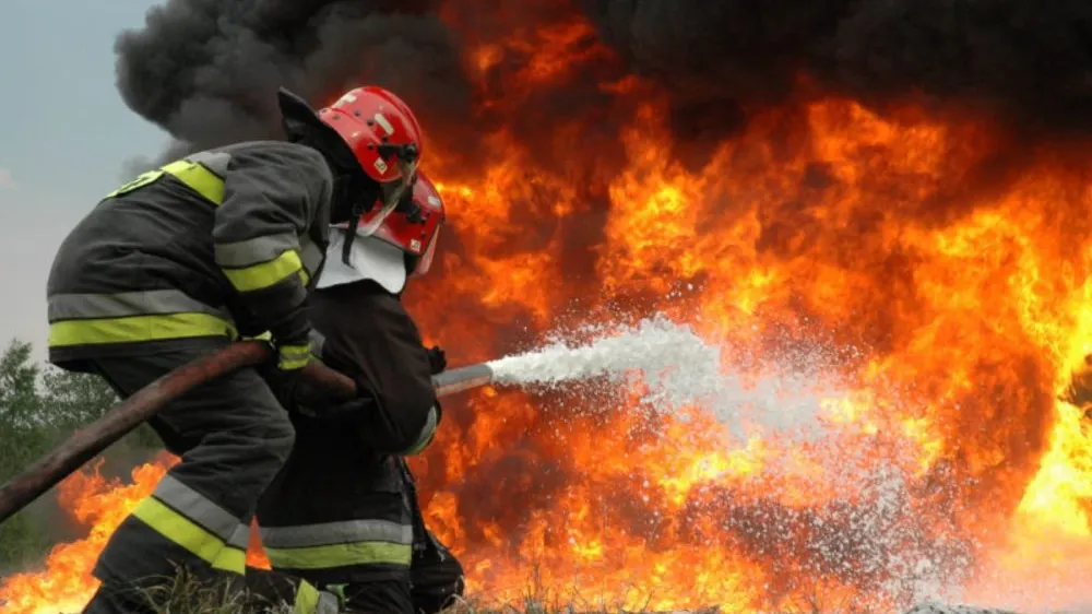 Incendiu devastator la Alba Iulia. Fumul toxic a împânzit orașul. RO-ALERT, activat
