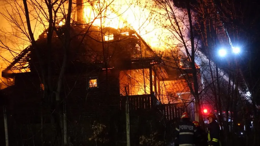 Incendiu violent la Muzeul Etnografic din Cluj. VIDEO