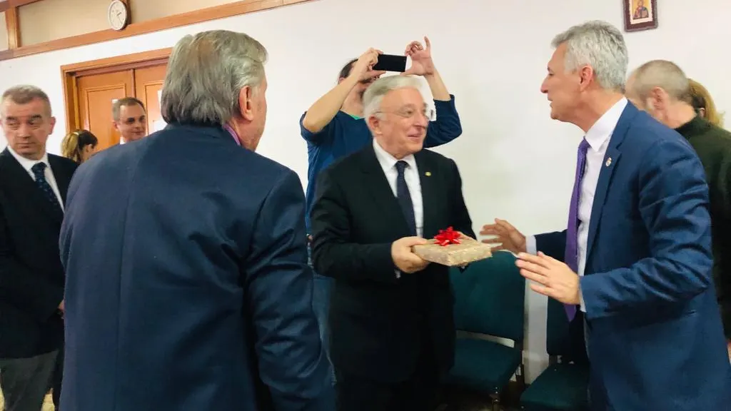 VIDEO Ce cadou i-a făcut Zamfir lui Isărescu după audierile din Parlament