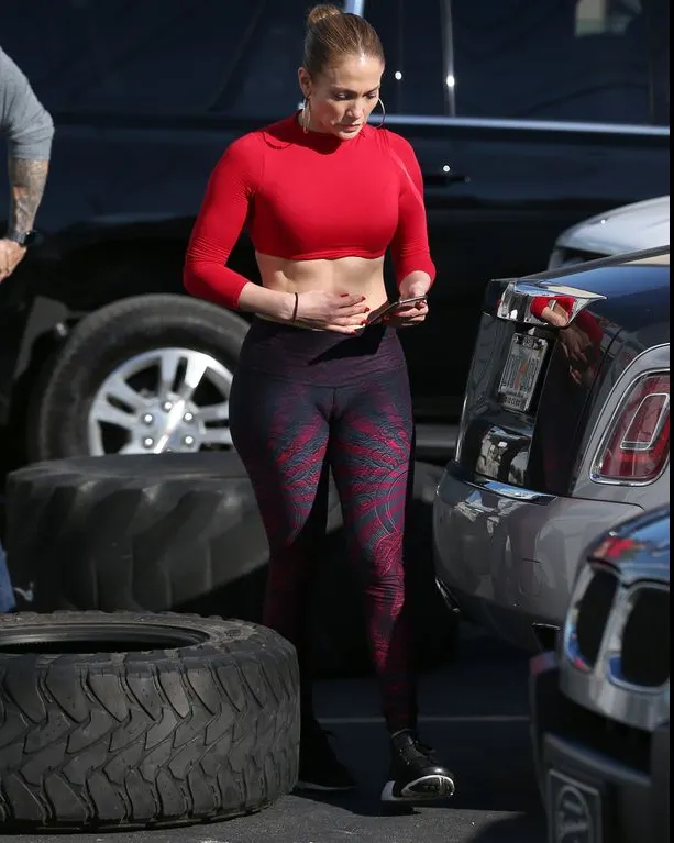 Jennifer Lopez, poză rușinoasă surprinsă pe stradă 18+