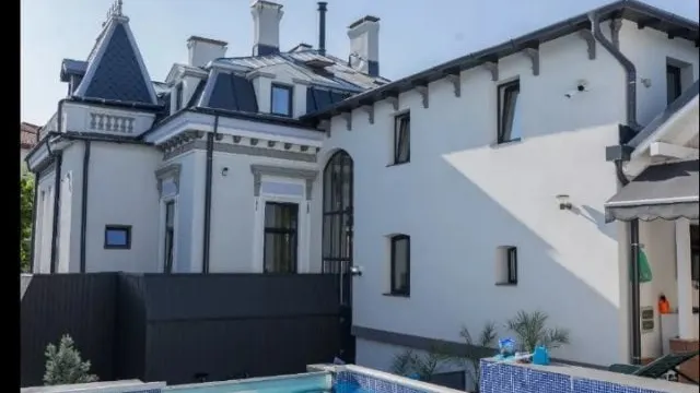 Conacul de vis al Olguței este în litigiu, iar niște persoane locuiesc abuziv în casă