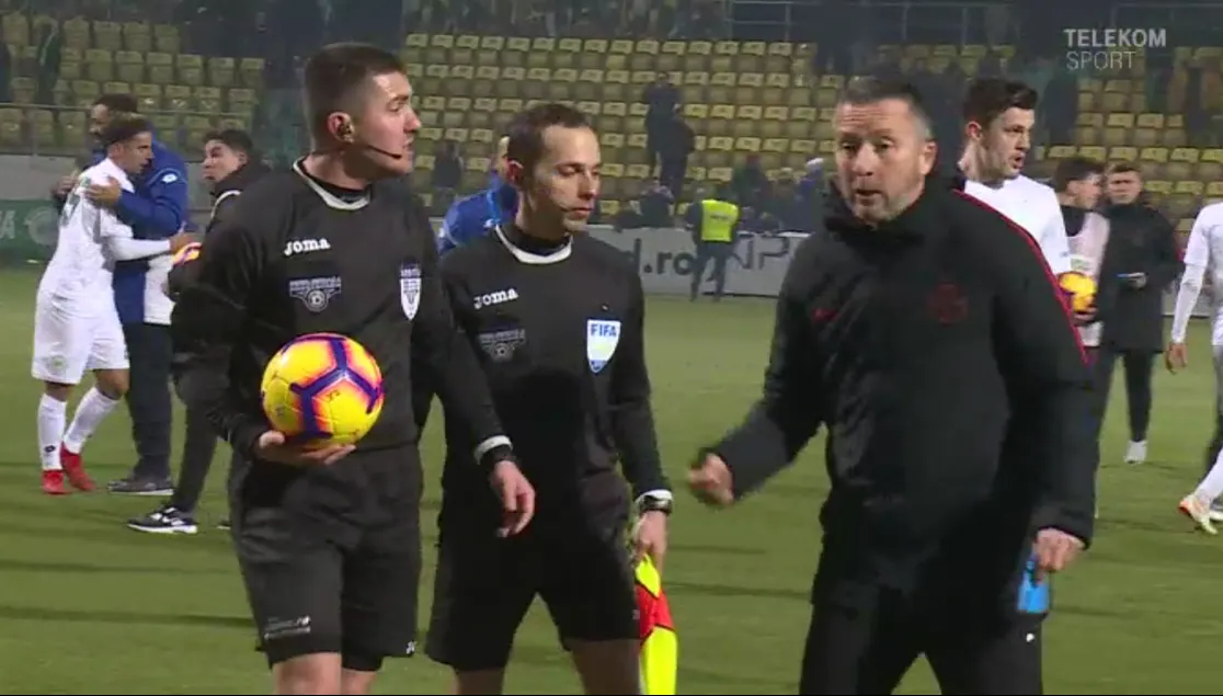Un oficial de la FCSB şi-a pierdut cumpătul şi a intrat pe teren la final