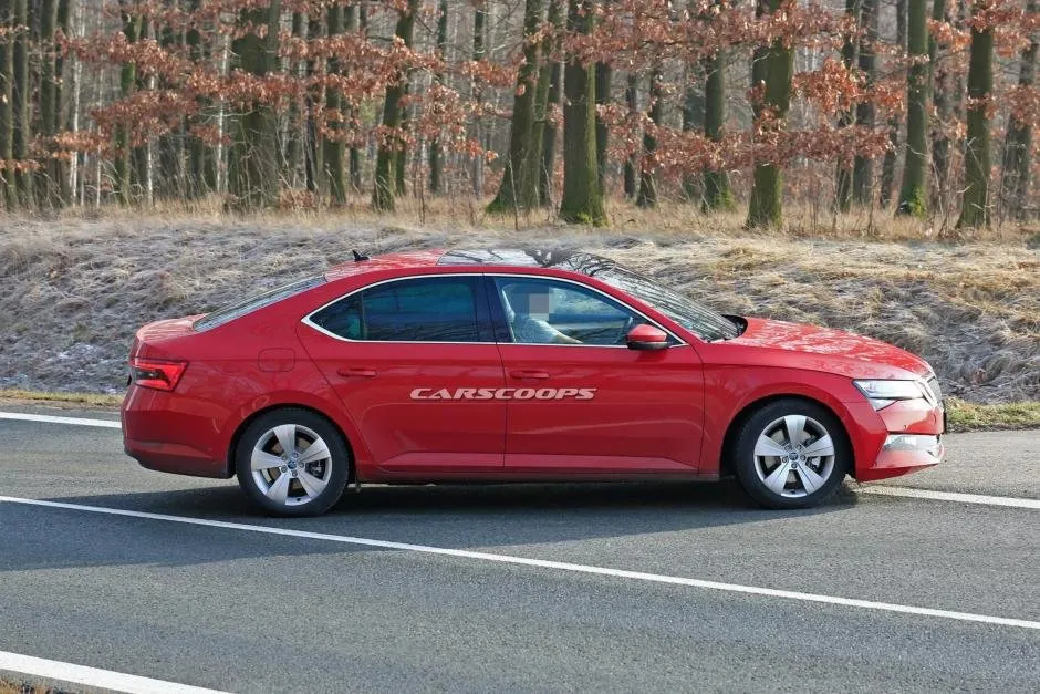 Skoda a reinventat Skoda Superb. Maşina cu lipici la români a fost prinsă necamuflată
