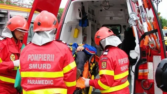 Microbuz cu pasageri răsturnat, după un impact nimicitor cu un TIR: 5 victime