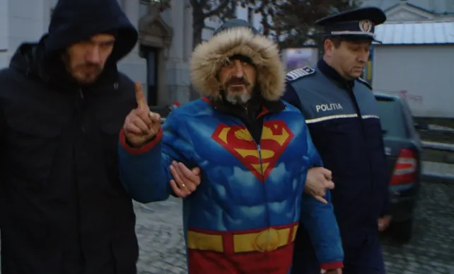 Cine e "Superman" de pe clădirea Teatrului din Iaşi şi ce i-a spus mama lui (VIDEO)