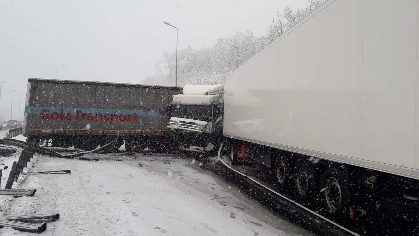 Un TIR a deviat și restricționat traficul pe A1