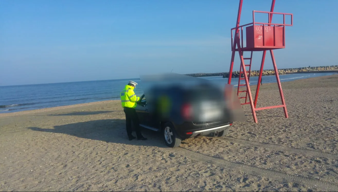 Șofer amendat cu 10.000 de lei după ce a intrat cu mașina pe plajă