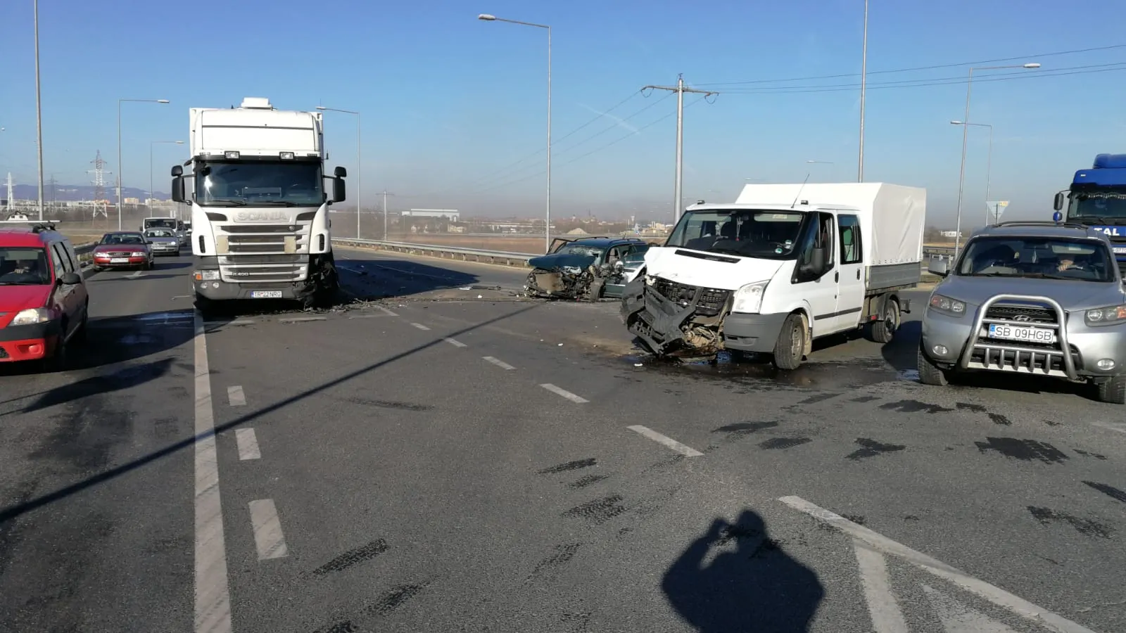 Accident la ieșirea de pe A1, spre Agnita, cu cinci victime. O mașină a fost proiectată într-un TIR