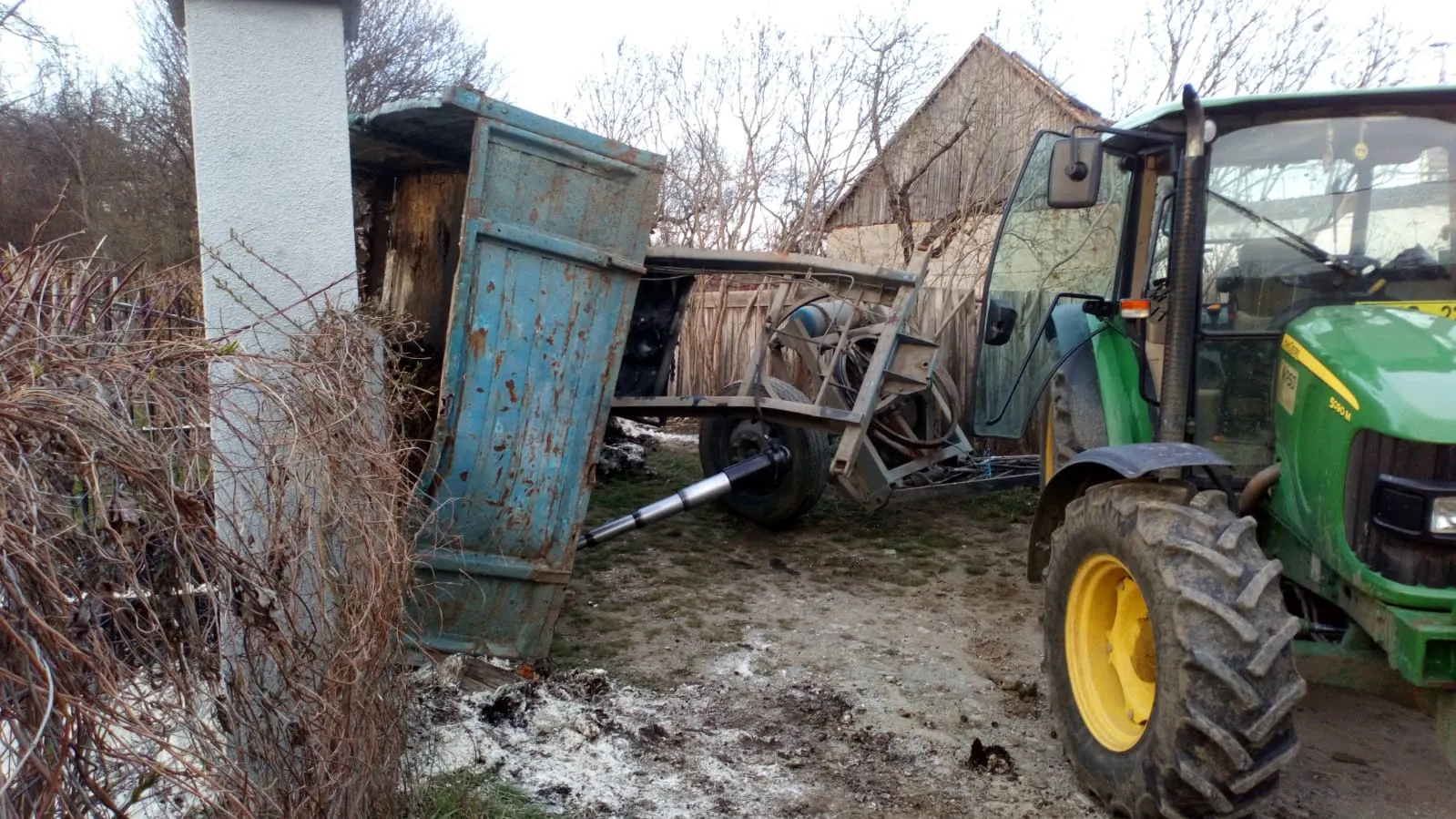 Realitatea de Sibiu: Copil de patru ani, prins sub remorca unui tractor, în stare gravă