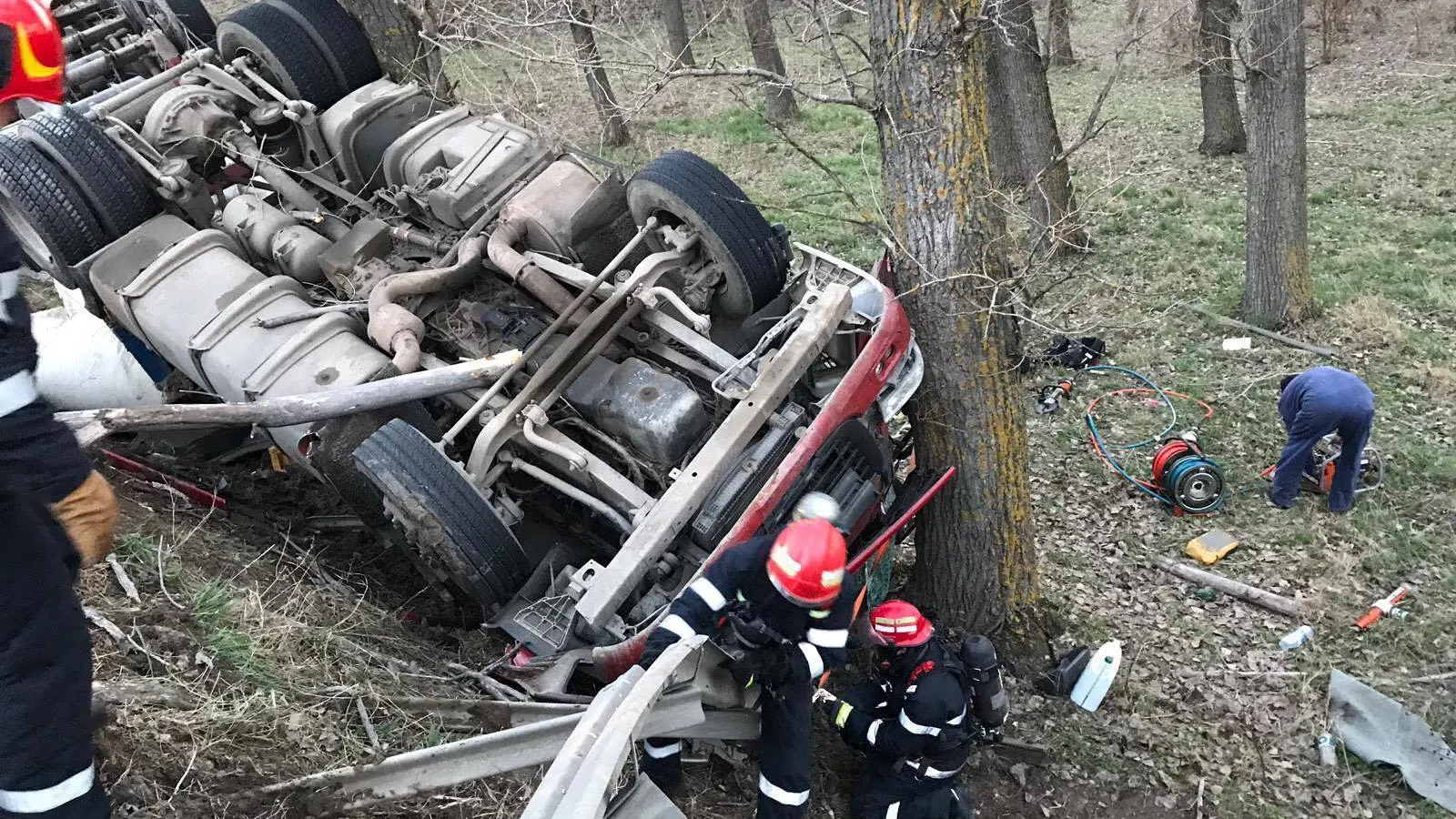 O cisternă plină cu sodă caustică s-a răsturnat în apropiere de Huşi
