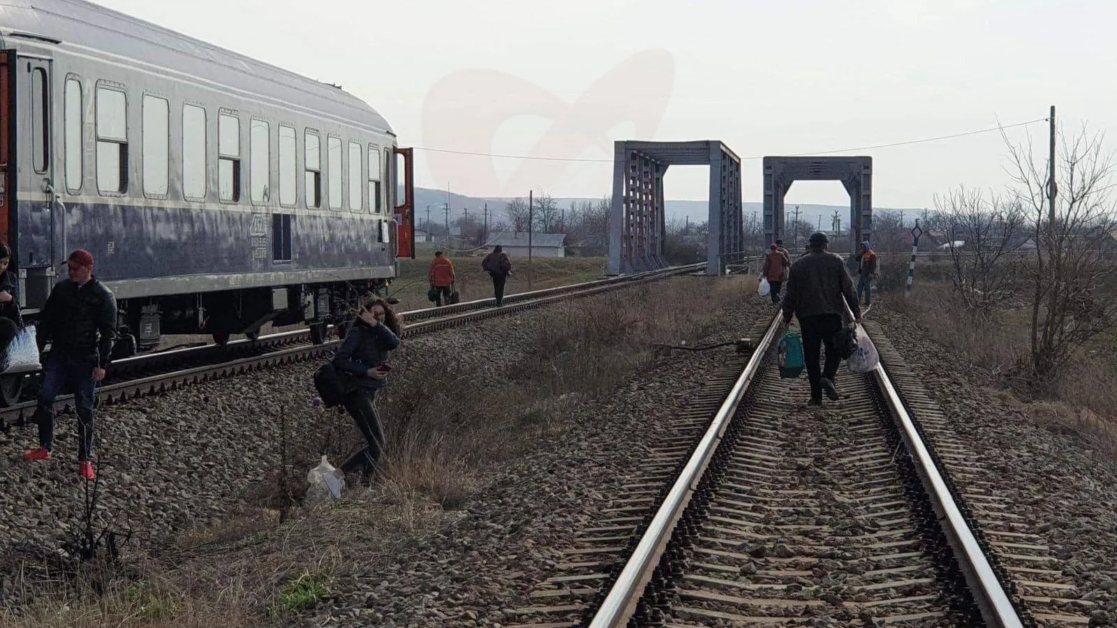 Un tren s-a defectat după ce a plecat din Gara Bârlad. Călătorii au rămas în câmp