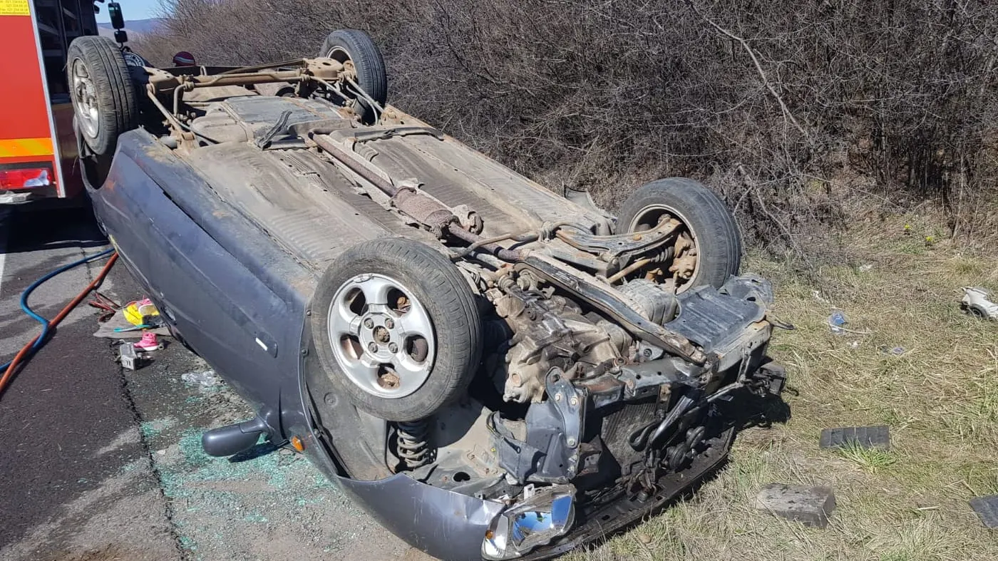 O şoferiţă s-a răsturnat cu maşina în care se mai aflau şi doi copii