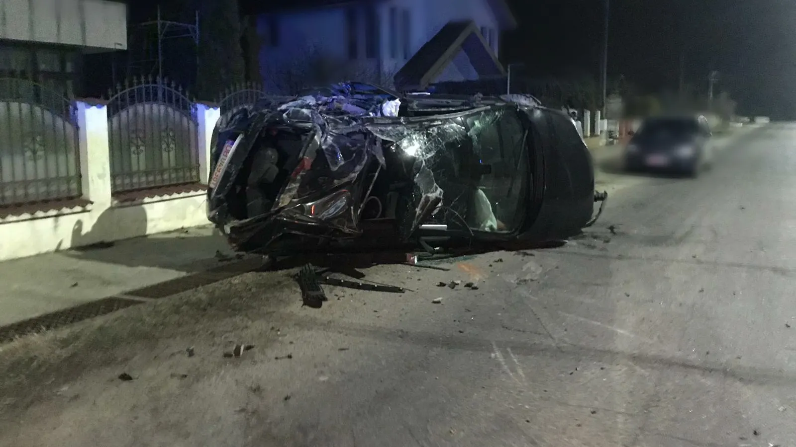Accident în Dâmboviţa: Un șofer băut a scăpat cu viață după ce s-a răsturnat cu mașina