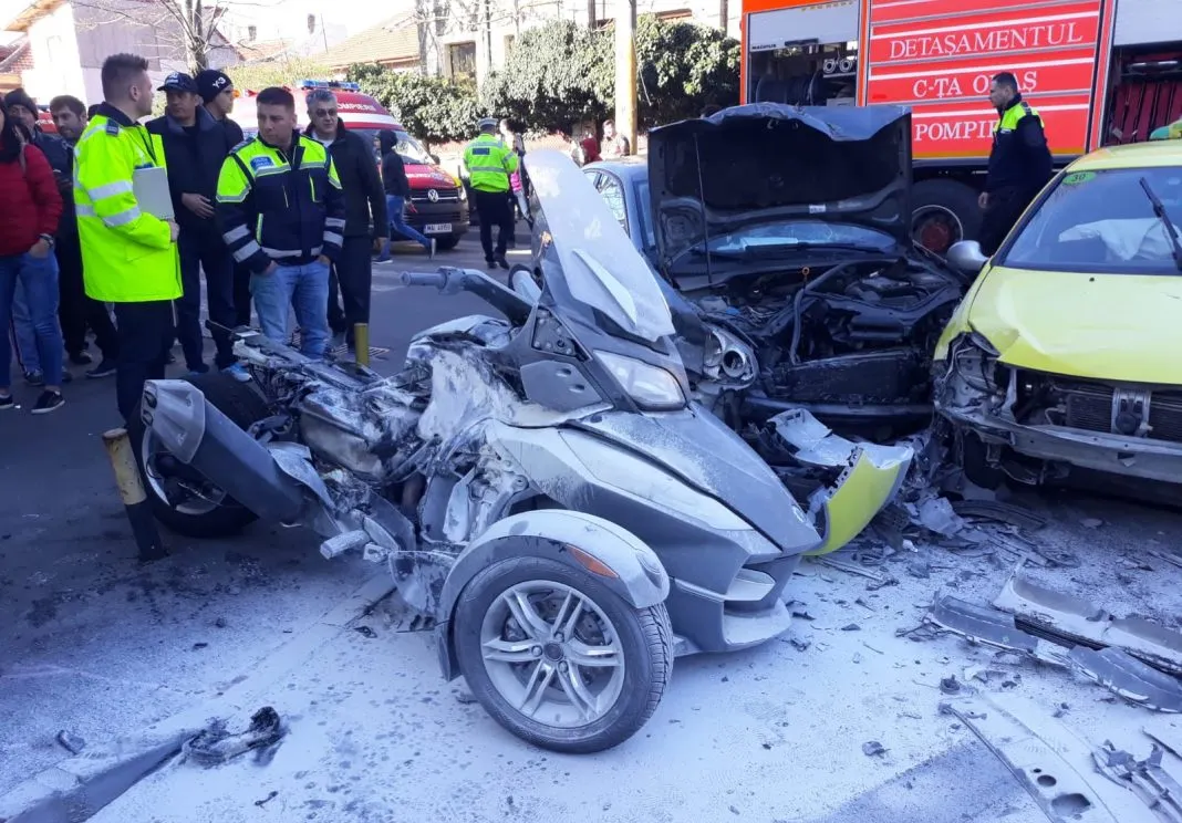 Dezastru la Constanța. Accident rutier grav, o motocicletă a luat foc (FOTO/VIDEO)