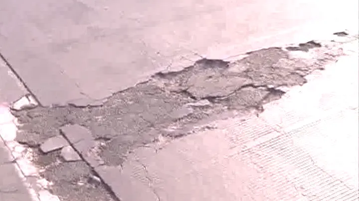 A apărut un "crater" pe Autostrada Soarelui, principalul drum către mare
