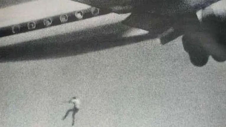 Povestea adevărată a pozei care surprinde cum un om cade dintr-un avion