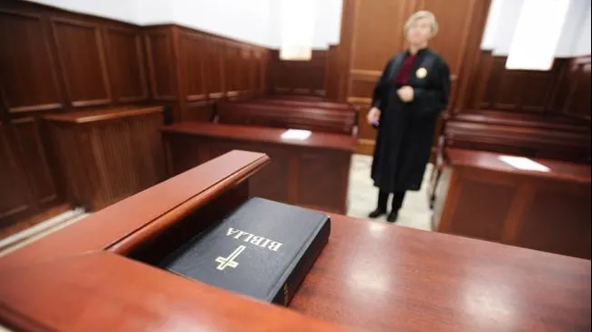 Tudorel Toader schimbă toate bibliile din tribunale. Pe ce vor jura martorii de acum înainte
