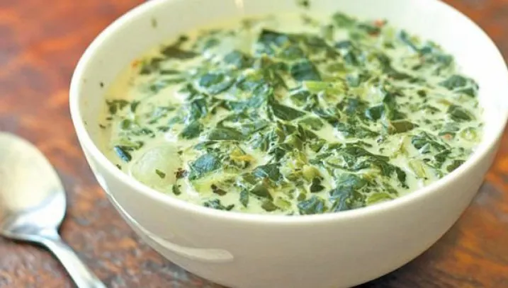 Cum prepari cea mai gustoasă ciorbă de salată verde cu lapte acru. Reţeta uitată de multă lume