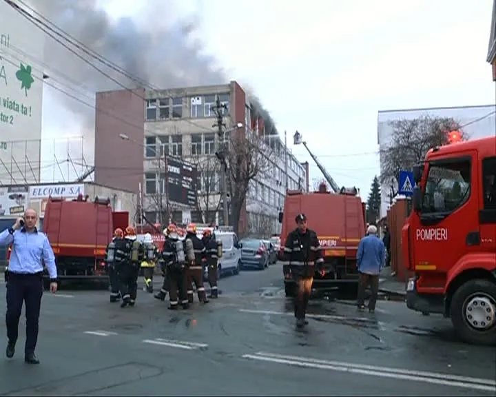 Incendiu puternic în zona Obor din Capitală. Au fost trimise mesaje RO-alert!
