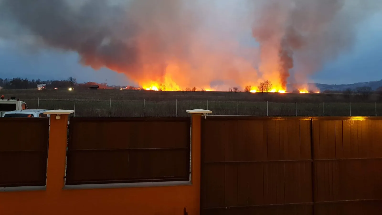 Incendiu violent de vegetaţie! Traficul pe DN1, blocat!