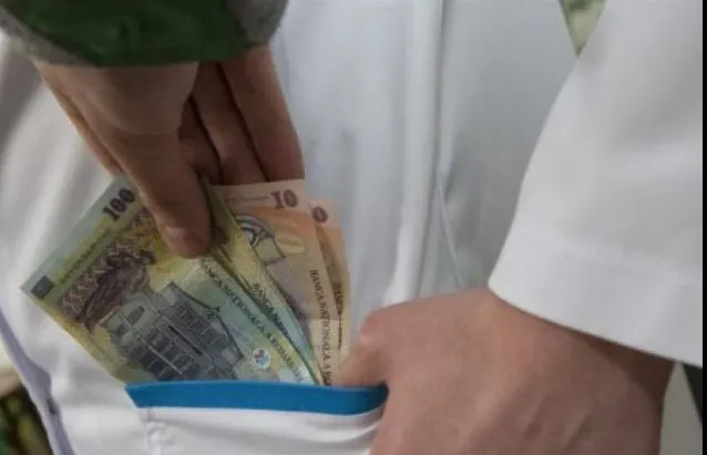 Scandalul mitei din spitalul din Piatra Neamț. Patru medici ortopezi, arestați 30 de zile