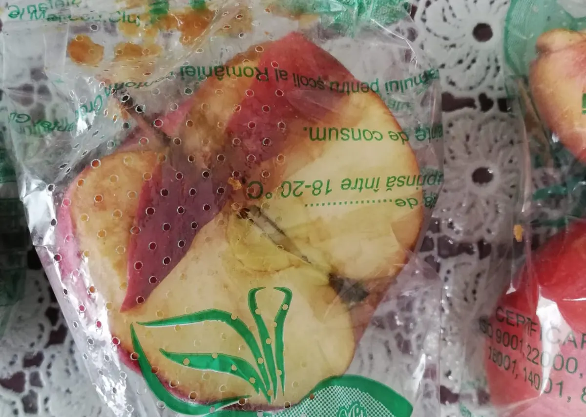 Mere stricate primite de copii la școală, prin programul ”Lapte, corn și măr”. FOTO