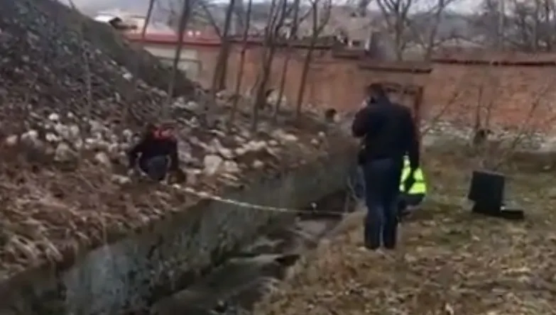 Descoperire macabră: Femeie găsită moartă într-un canal de lângă Mănăstirea Curtea de Argeș