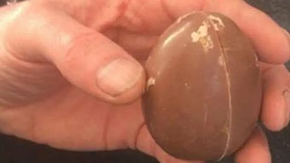 O mamă, îngrozită de ce a găsit în oul kinder cumpărat pentru copilul ei