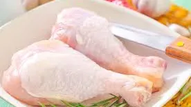 Se spală sau nu carnea de pui înainte de preparare? Greșeala pe care o fac gospodinele