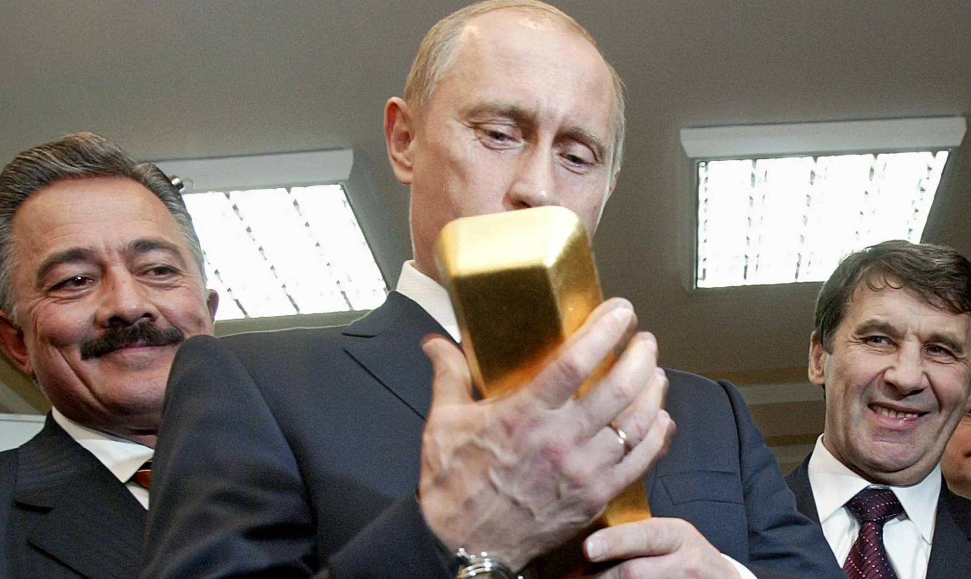 Presa străină: România se adâncește în „scandalul băncii sovietice”, calul troian al lui Putin