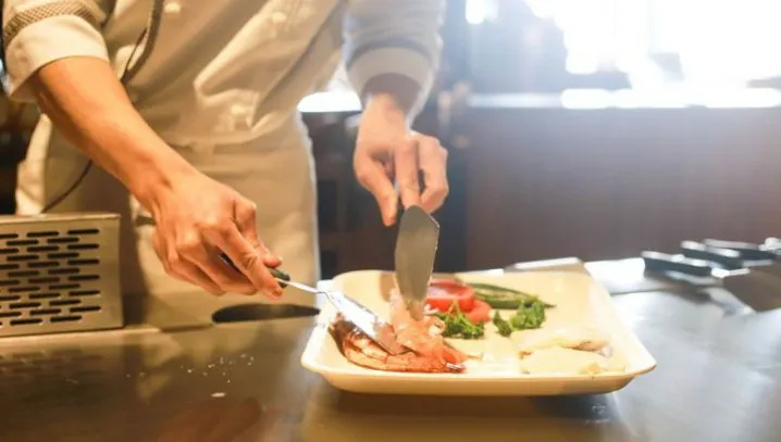 O chelneriţă dezvăluie secretul şocant din bucătăria restaurantelor. Ce pun în mâncare