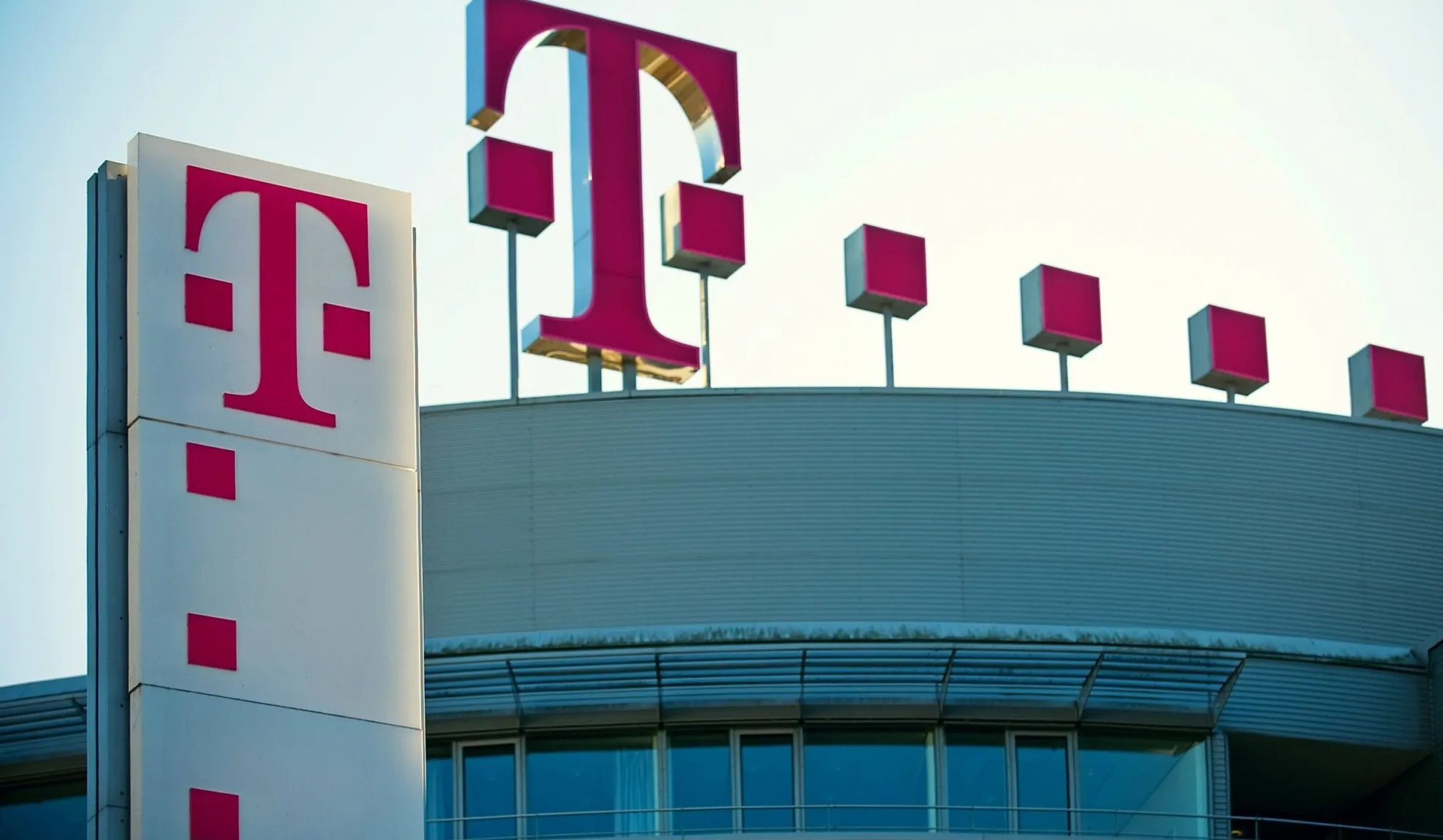 Telekom vine cu o veste-şoc pentru toţi abonaţii! Au luat-o pe urmele DIGI RCS-RDS