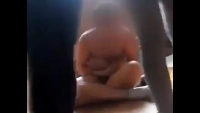 Copil dezbrăcat în chiloţi și umilit de colegi chiar în sala de clasă