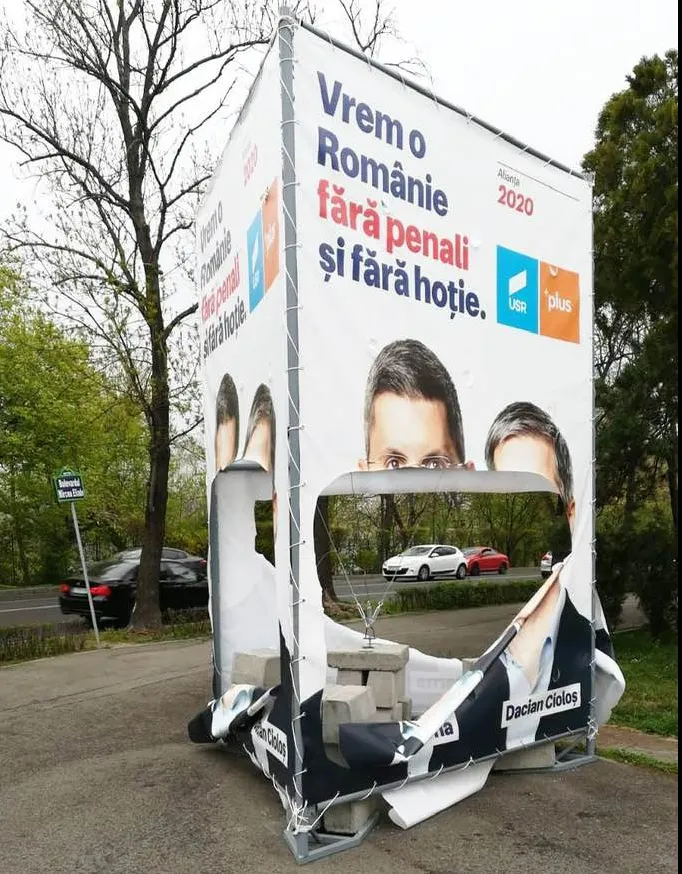 Corturile USR-Plus din Capitală, vandalizate noaptea trecută