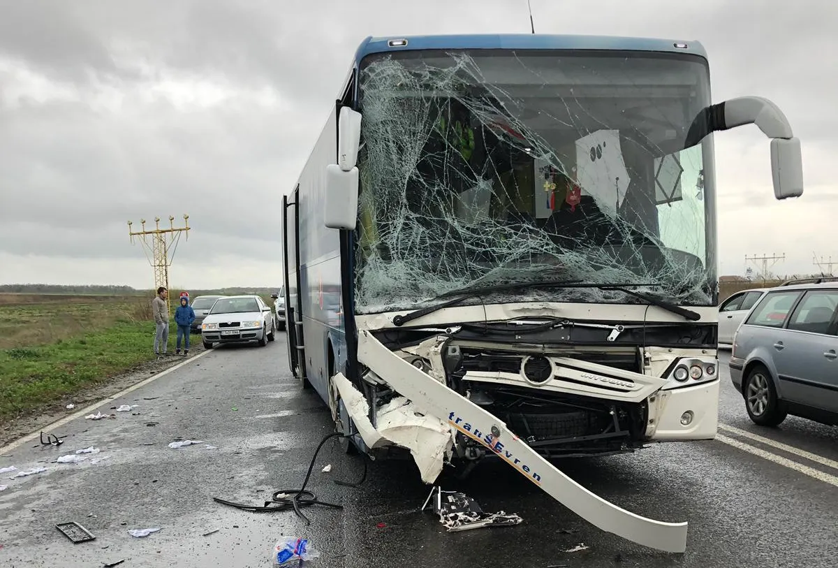 Accident cumplit, în Constanţa. Autocar cu pasageri, spulberat de un bolid de lux: 4 victime