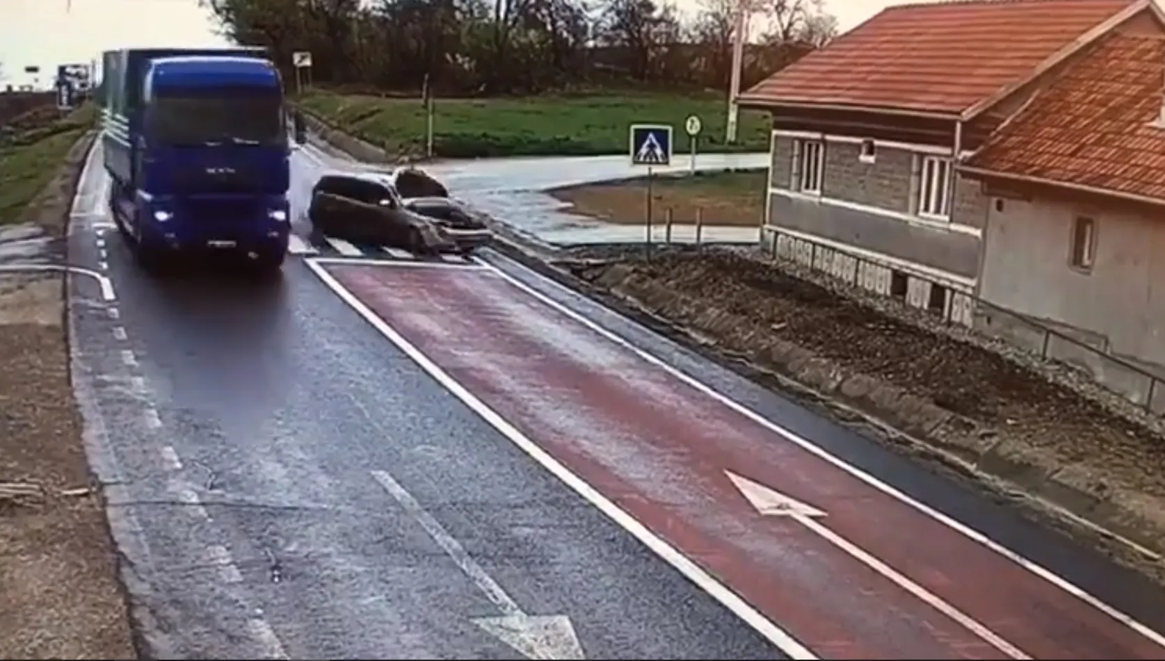 Imagini cumplite: Mașina unui șofer băut, proiectată într-o casă, după impactul cu un TIR