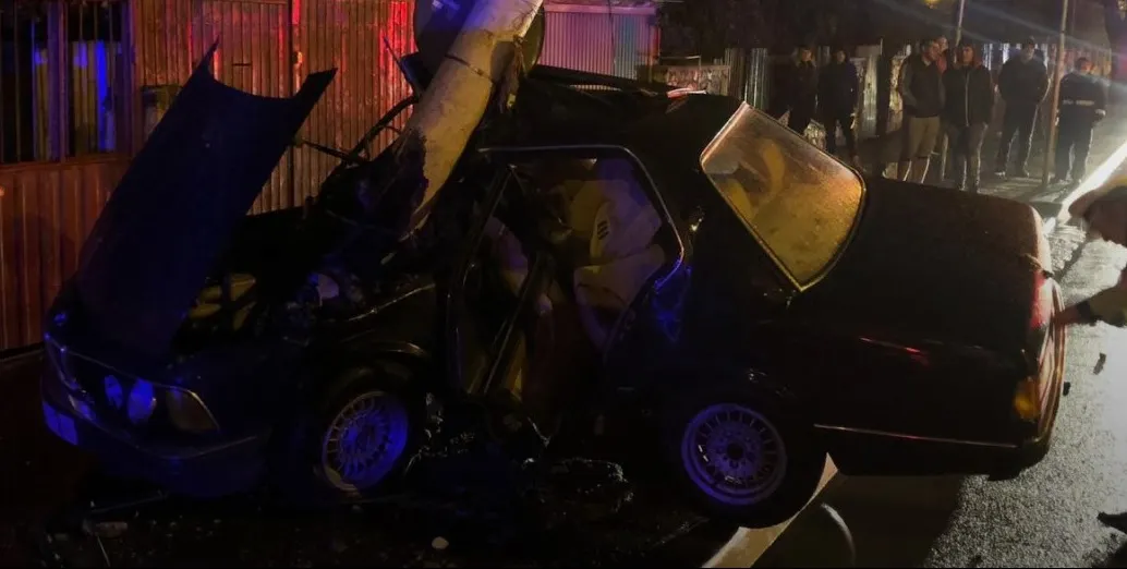 Accident cumplit, în Constanța: mașină încolăcită pe stâlp. Șoferul, în comă