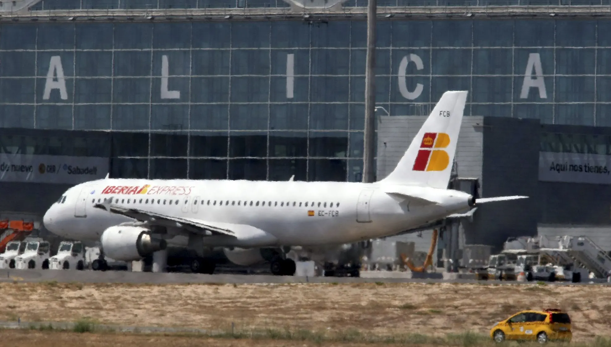 Fotbaliști morți de beți, luați cu poliția! I-au prins fix la aterizarea pe aeroport