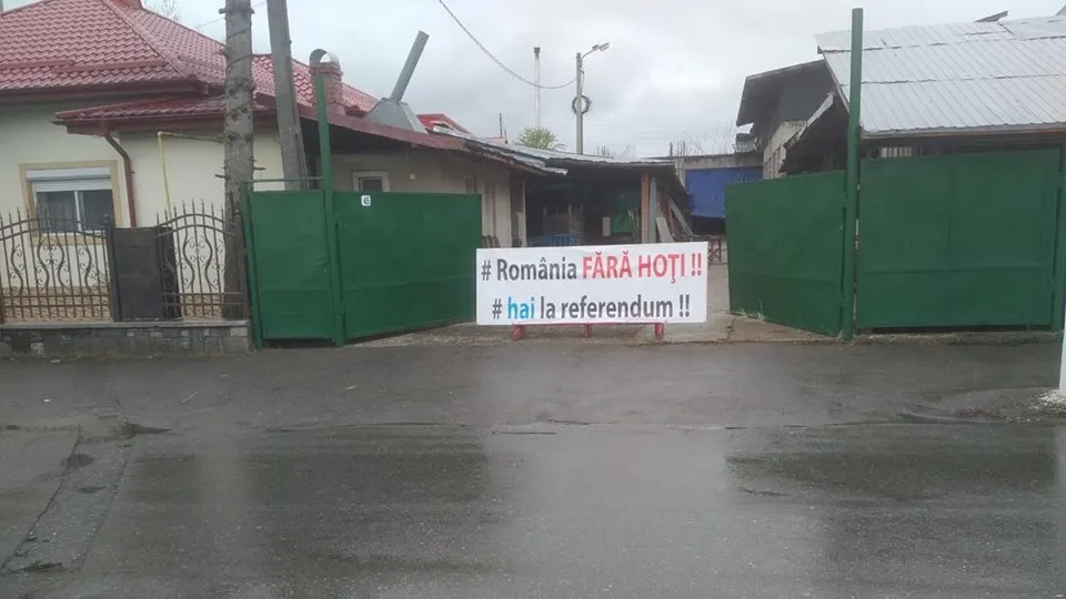 Tăriceanu, întâmpinat la Câmpina cu mesajul “România fără hoți. Hai la referendum!”