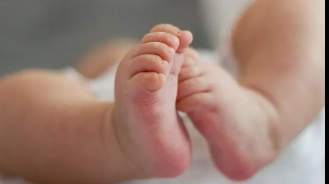 Tragedie. Un bebeluș a murit la câteva ore după internare. Povestea HALUCINANTĂ 