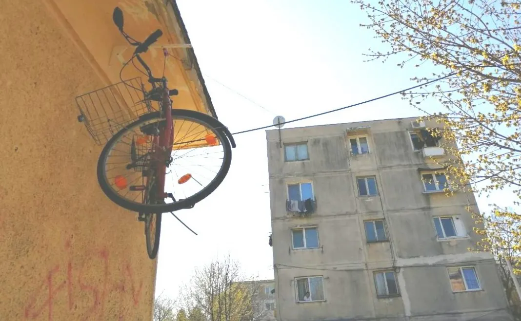 De teama hoților, un băcăuan își urcă bicicleta la etajul IV, cu scripeți