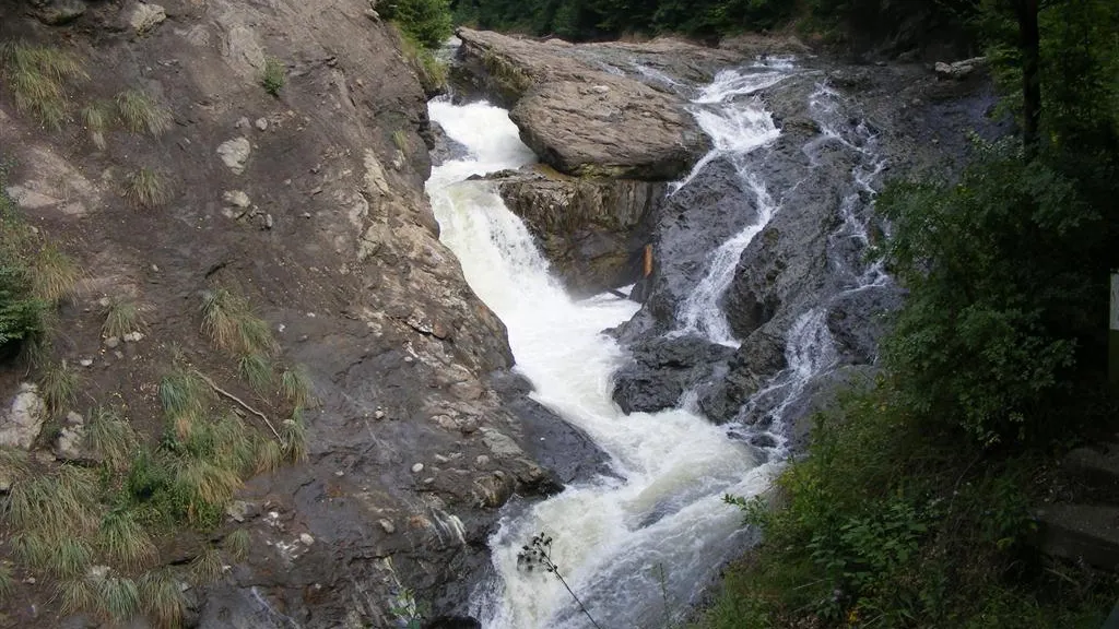 Vrancea: Bărbat căzut în Cascada Putnei, găsit decedat de salvatori