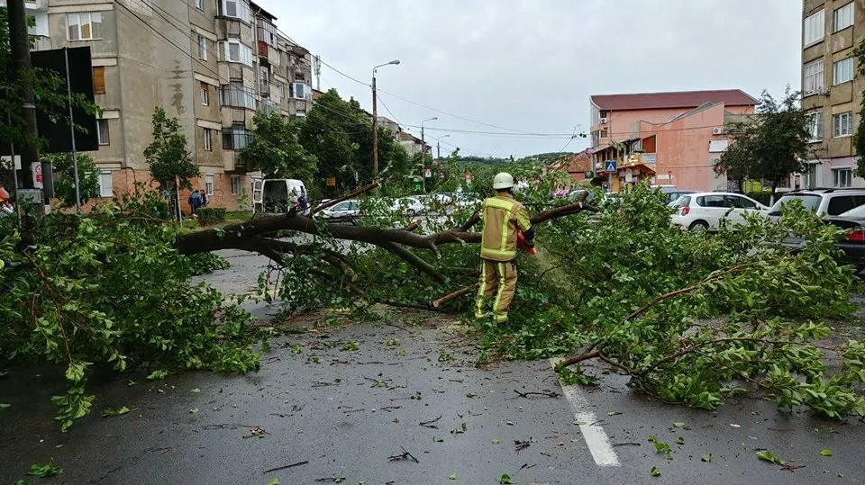 Dezastru după furtună, o comună e complet izolată (FOTO)